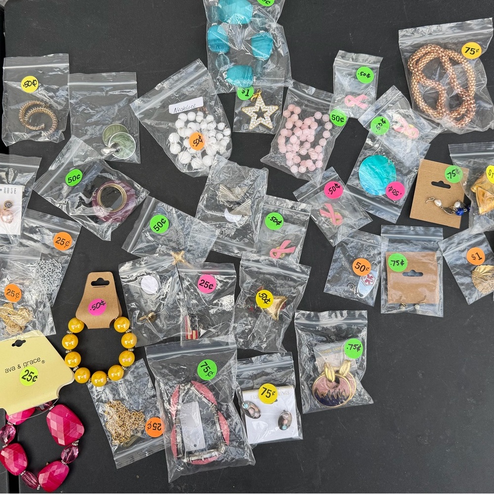 Miscellaneous lot of jewelry and pins